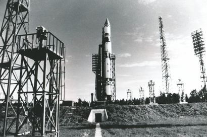 null NASA. Vue de la fusée ukrainienne CYCLONE sur son pas de tir. Circa 1965.Tirage...