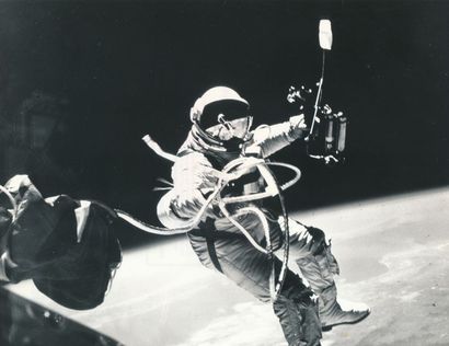 null Nasa. Mission Gémini IV. L'astronaute ED WHITE au cours de sa sortie extravéhiculaire...