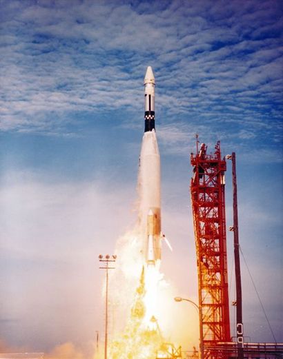 null Nasa. Bean lancement de la fusée ATLAS-AGENA dont le module va être rejoint...