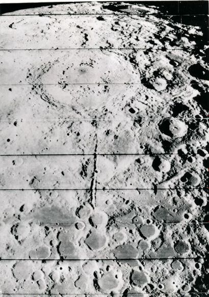 null NASA. Vue de la surface lunaire par la sonde Lunar Orbiter le 13 mai 1967 montrant...