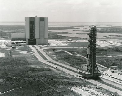 null Nasa. Mission Apollo 11. Belle vue panoramique de la fusée Saturne V qui s'éloigne...