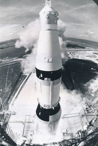 null Nasa. Mission Apollo 11. Au-dessus d'une colonne de flamme, la fusée Saturne...
