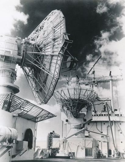 null Nasa. Mission Apollo 11. Les énormes antennes relais disposées sur trois navires...