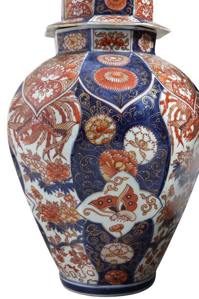 JAPON Paire de potiches couvertes en porcelaine Imari à fond bleu à décor alterné...