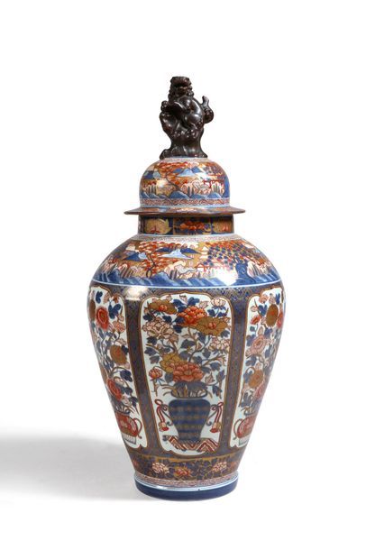 JAPON Importante potiche couverte en porcelaine Imari à décors sur la panse de vases...