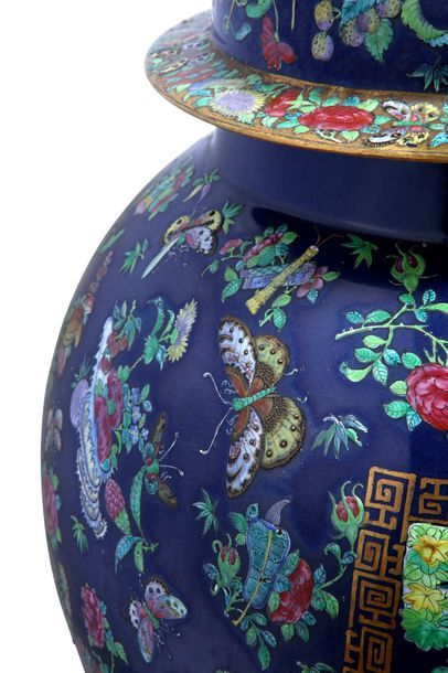 CHINE Paire de grandes potiches en porcelaine et émaux de la famille verte à fond...