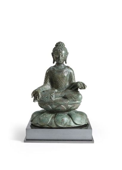 Art Sino-Indien du Nord Ouest des Indes Bouddha en bronze assis sur une terrasse...
