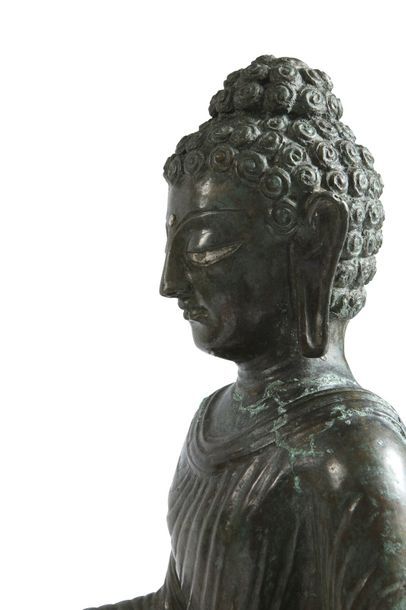 Art Sino-Indien du Nord Ouest des Indes Bouddha en bronze assis sur une terrasse...