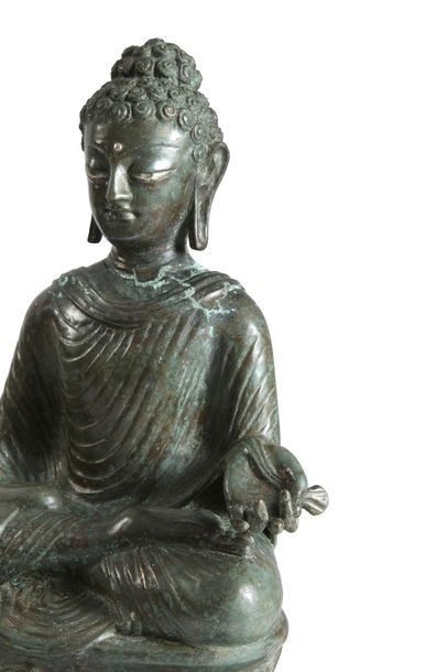 Art Sino-Indien du Nord Ouest des Indes Bouddha en bronze assis sur une terrasse...