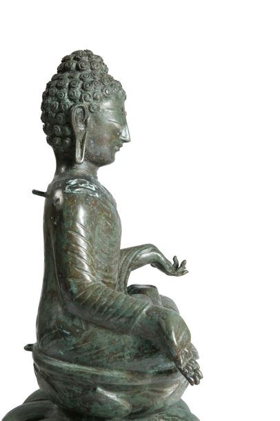 Art Sino-Indien du Nord Ouest des Indes Bouddha en bronze assis sur une terrasse...