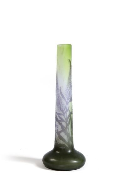 GALLE Vase à long col en verre multicouche à décor dégagé à l'acide
Signé dans le...
