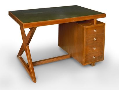 Pierre Jeanneret (1896-1967) Bureau administratif en teck massif et placage de teck
Vers...