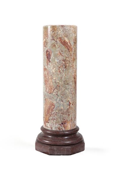 null Grande colonne, le fût en marbre brèche rose et le pied en porphyre
H 124 c...