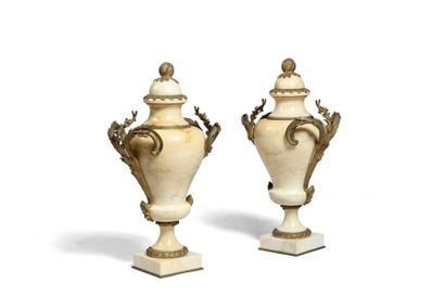 null Grande paire de vases pleins en marbre couleur crème veiné jaune
Monture en...