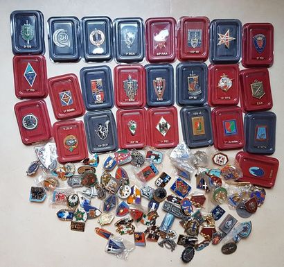 null Collection d'une centaine de médailles militaires, réalisées par Arthus Bertrand...