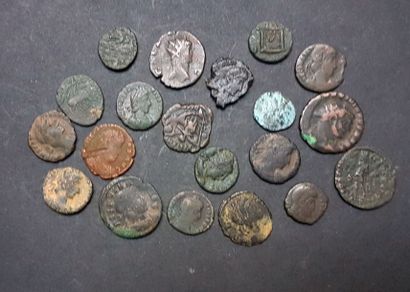 null Lot de 20 monnaies romaines lisibles, composé de bronzes des III et IVème s...