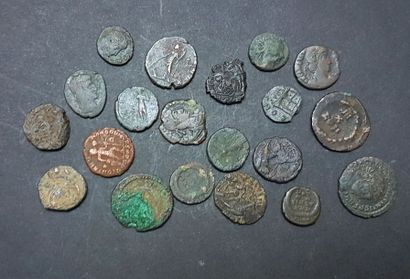 null Lot de 20 monnaies romaines lisibles, composé de bronzes des III et IVème s...
