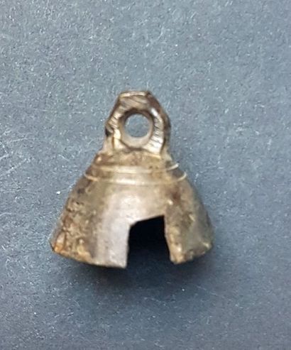 null Clochette semi ovoide à décor géométrique

Bronze 2,5 cm

Période romaine Ier...