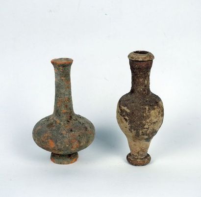 null Groupe de deux vases en céramique commune

Terre cuite 13 et 14 cm

Période...