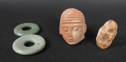 null Deux têtes terres cuites

archéologiques chinoises et deux disque BI en pierre...
