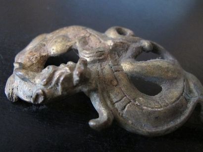 null Agrafe de bronze ajourée représentant un dragon replié sur lui-même, lové en...