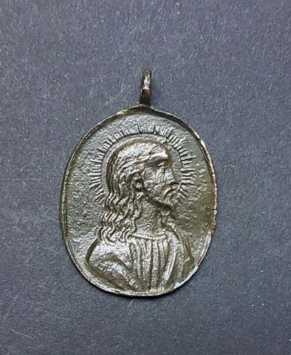 null Médaille religieuse, sur une face le christ, sur l'autre la vierge Marie

Bronze...