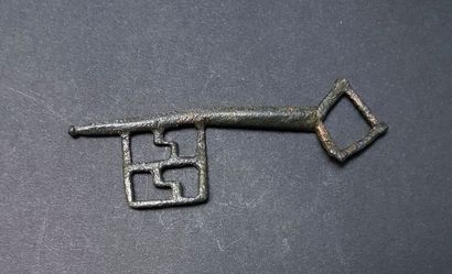 null Clé à rotation à poignée losangique et panneton ajouré

Bronze 8,5 cm

XIII-XIVème...
