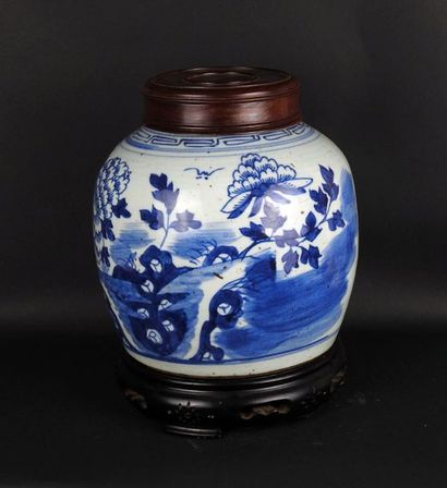 null Pot couvert en porcelaine blanche à décor bleu de paysage montagneux et ruisseau

Chine...