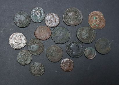 null Lot de 17 monnaies romaines en bronze de belle qualité, Aurelien, Constantin,...