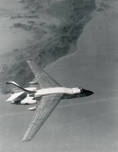 null Nasa. Avion expérimental X-21A. Rare photographie en vol d'un avion X-21A construit...