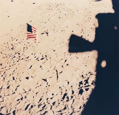 null Nasa. Mission Apollo 11. Le drapeau américain planté sur le sol lunaire après...