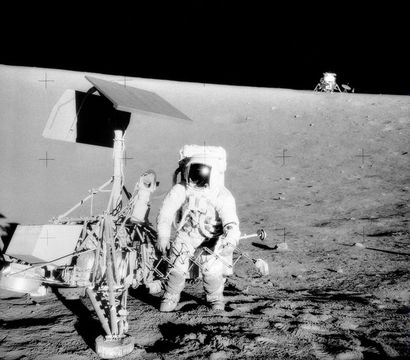 null Nasa. L'astronaute Charles Conrad Jr., commandant, examine la sonde Surveyor...