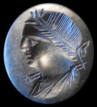 null Intaille gravée d'un profil diadémé de dignitaire.Jaspe vert noir.Art romain.II-IIIès.
L:...