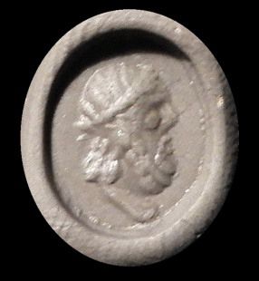 null Intaille gravée d'un profil de Jupiter.Art romain.II-IIIès.
Agate.L: 12mm.