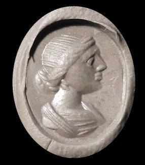null Intaille gravée d'un profil féminin.Jaspe rouge.Art romain.II-IIiès.
L: 13m...