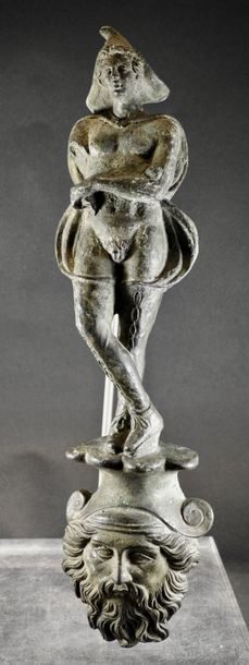 null Dieu ou satyre drapé le sexe apparent sur une tête de Bacchus.Applique.Bronze.
Style...