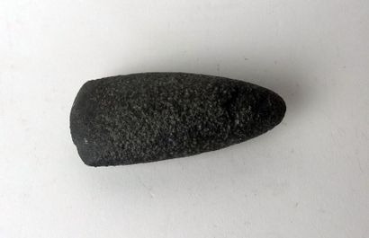 null Hache polie au corps piqueté
Roche noire 10,5 cm
Préhistoire Néolithique