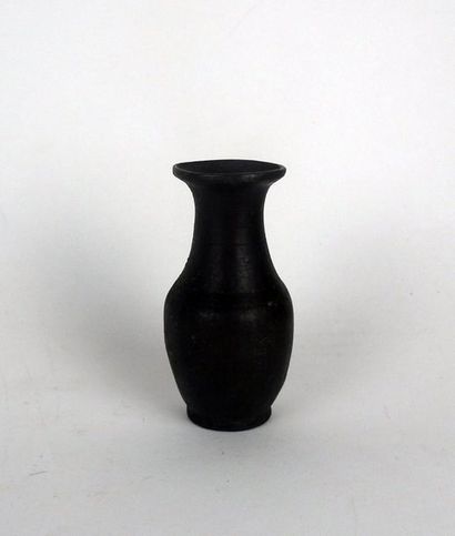 null Vase à patine brune et décor géométrique
Bronze 8,5 cm
Période hellénistiqu...