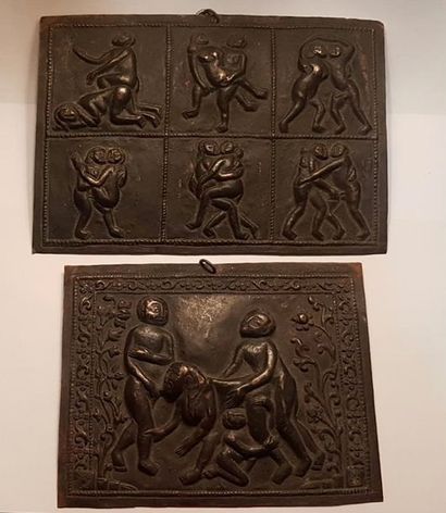 null Deux plaques en bronze ou alliage.Scènes érotiques du Kamasutra.Inde ancienne.
H:...