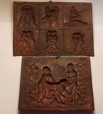 null Deux plaques en bronze ou alliage.Scènes érotiques du Kamasutra.Inde ancienne.
H:...