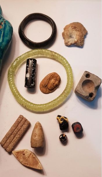 null Différents objets dont bracelets,pâte de verre et un oushebti style ptoléma...