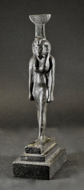 null Déesse Nephthys.Bronze patiné.Style saïte.
H: 16cm.
