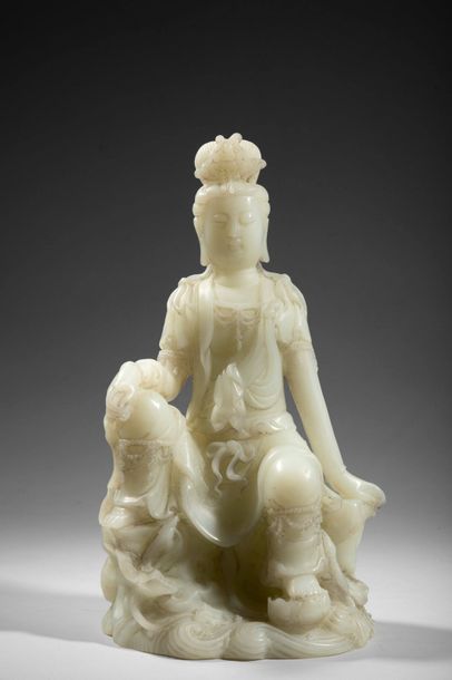 null Kwan In assise sur les flots tenant le fruit de Bouddha.Jade céladon qualité...