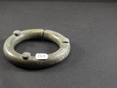 null Bracelet Khmer d'archer.
Bronze.Circa XIIIès.D: 8cm.