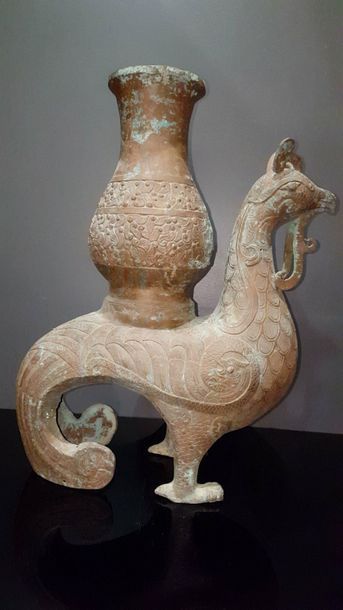 null Phénix surmonté d'un vase.Bronze..Chine.Style des Dynasties Archaïques.
H: 42cm.L:...