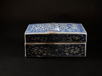 null Boîte à cire.Porcelaine blanc bleu.Reste de cire à l'intérieur.Chine.XVIII-XIXès.L:...