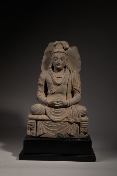 null Bouddha gautama assis sous forme de prince moustachu au chignon devant un disque...