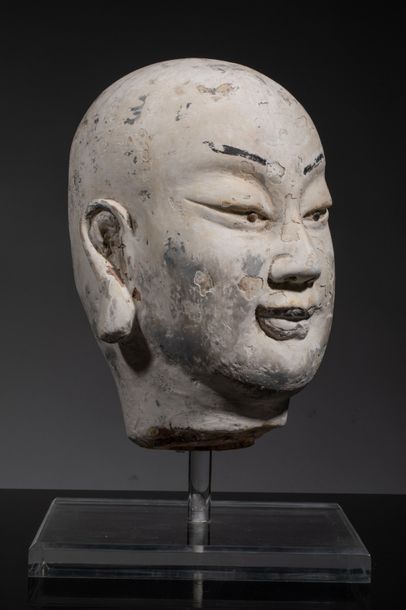 null Tête de Lo Han.
Stuc polychrome.
Epoque Ming.1368-1644.
H: 38 cm.