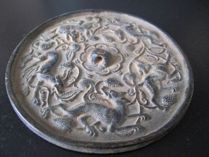 null Miroir circulaire à décor de cinq chiens courant sur fond de vigne. Bronze....