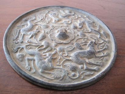 null Miroir circulaire à décor de cinq chiens courant sur fond de vigne. Bronze....